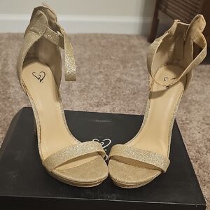 Windsor Gold Heels with Elegant Design